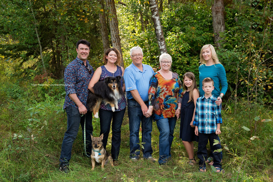 Extended family photography in Edmonton at Larch Sanctuary