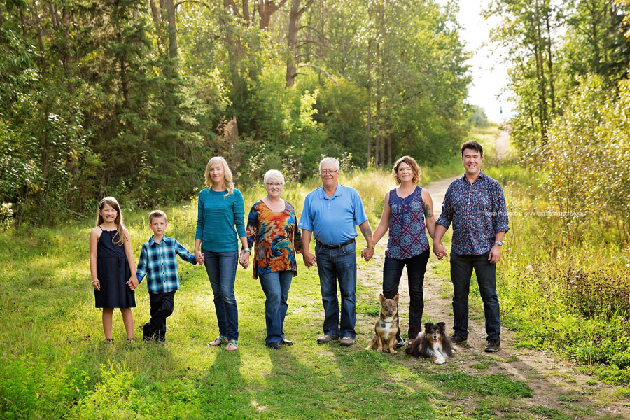 Extended family photography in Edmonton at Larch Sanctuary