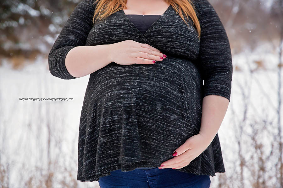 Pregnant mother posing during Edmonton winter maternity photography session