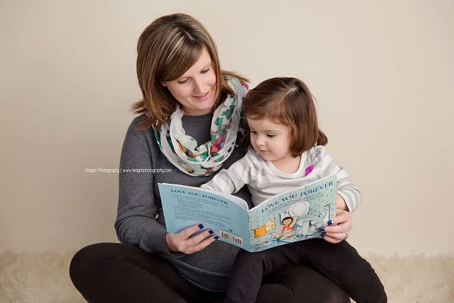 A mother reads a Robert Munsch book to her daughter
