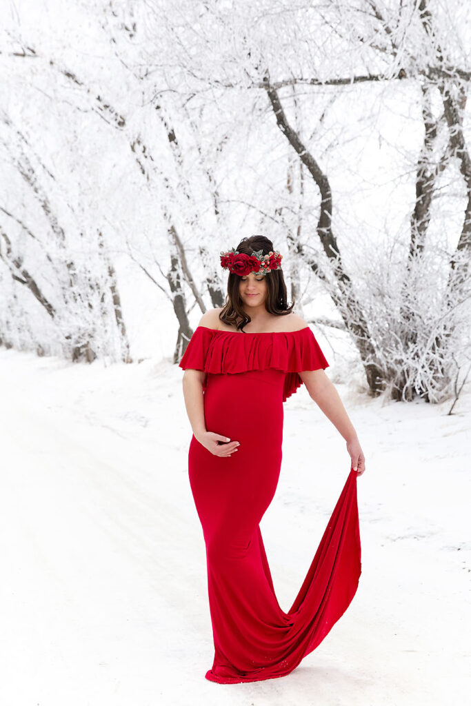 YEG maternity photographer capturing outdoor winter pregnancy portraits with hoar frost