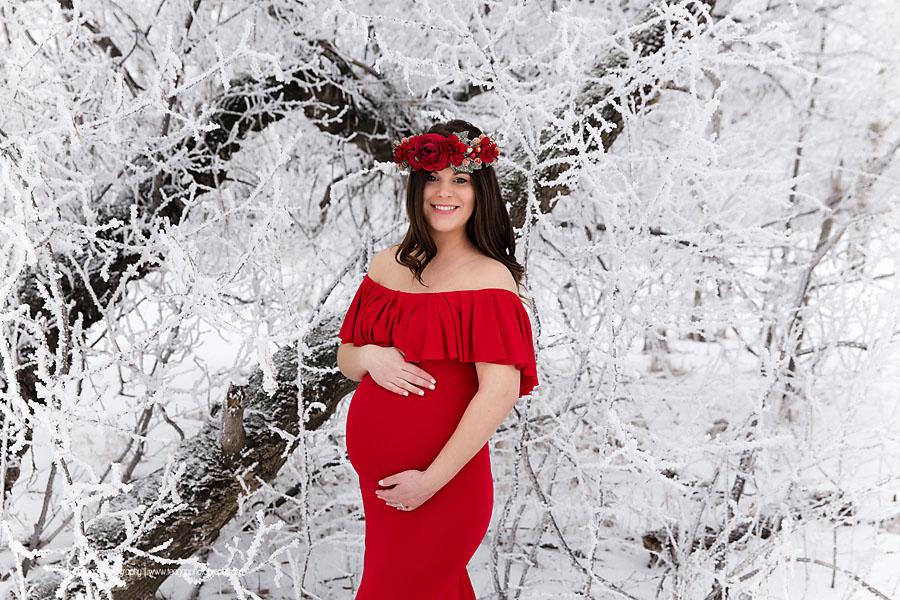 YEG maternity photographer capturing outdoor winter pregnancy portraits with hoar frost