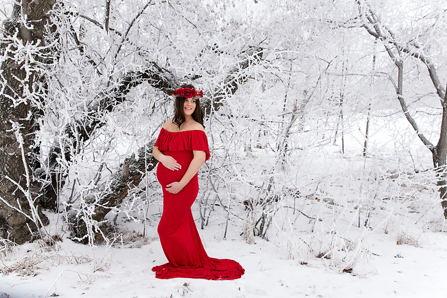 YEG maternity photographer capturing outdoor winter pregnancy portraits with hoar frost