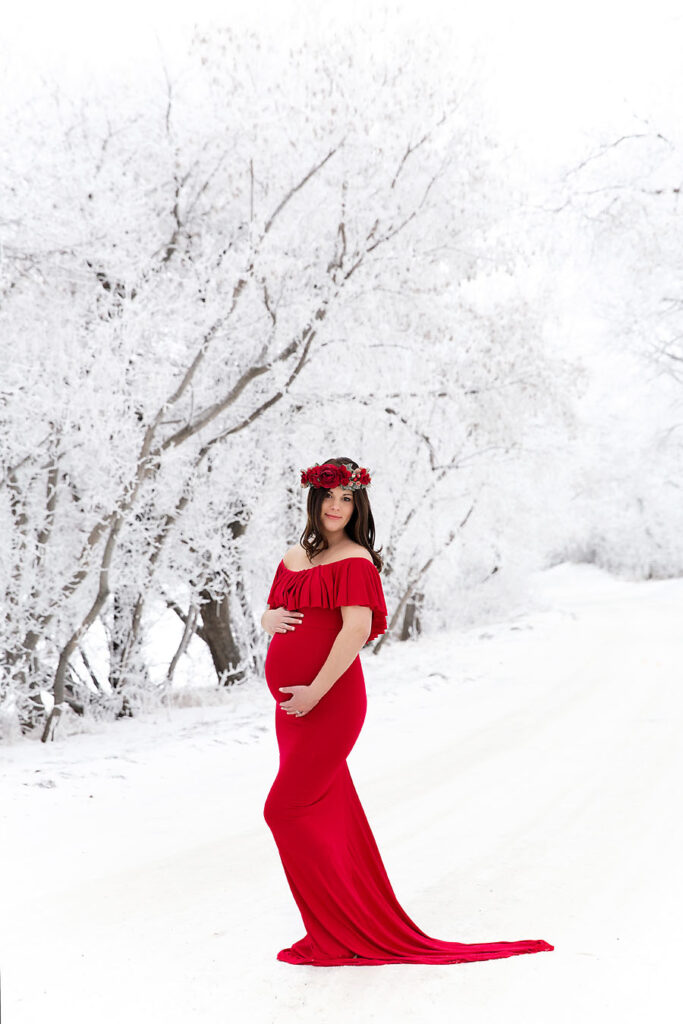 YEG maternity photographer capturing outdoor winter pregnancy portraits with hoar frost